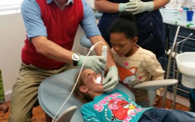 Een van die Gr R’e ondergaan ‘n behoorlike “tandartsondersoek”